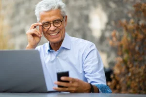 אדם מבוגר עם משקפיים משתמש באתר נגיש